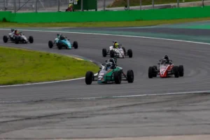 Carros da Fórmula Vee disputando corrida em autódromo durante etapa do campeonato.