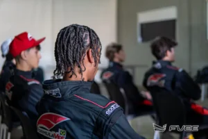 Alunos participam da parte teórica do curso de pilotagem, etapa essencial para entender regras de pista, técnicas e fundamentos do automobilismo.