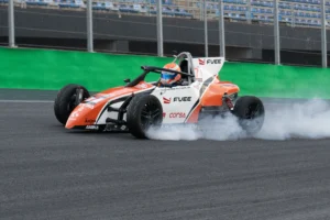 Carro de Fórmula Vee realizando manobra em pista de autódromo, representando as categorias de automobilismo no Brasil e a entrada de pilotos iniciantes no esporte.