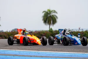 Dois carros da Fórmula Vee disputando posição em pista de automobilismo durante corrida da categoria no Brasil