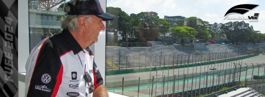 Wilsinho Fittipaldi, na torre principal do autódromo de Interlagos, durante etapa do Campeonato Paulista de Fórmula Vee, em 2018. 