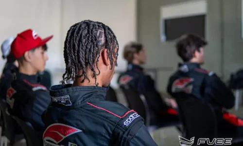Alunos participam da parte teórica do curso de pilotagem, etapa essencial para entender regras de pista, técnicas e fundamentos do automobilismo.