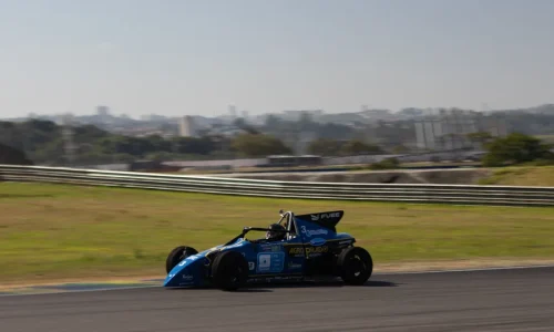 carro-formula-vee-azul-acelerando-no-autodromo