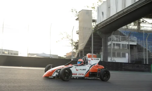 carro-formula-vee-branco-e-laranja-na-reta