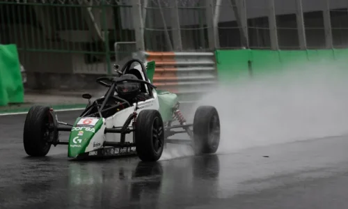 carro-formula-vee-branco-e-verde-na-pista-molhada