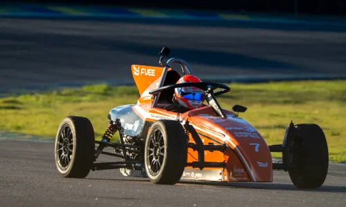 carro-laranja-formula-vee-em-acao-na-pista