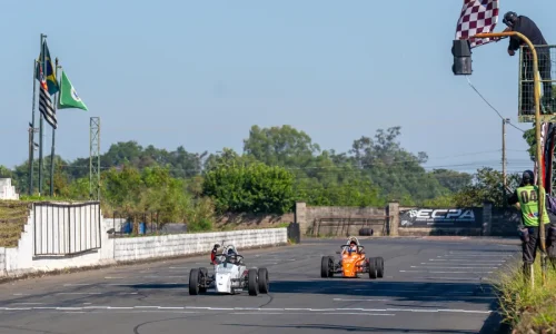 carros-formula-vee-cruzando-bandeirada-na-reta