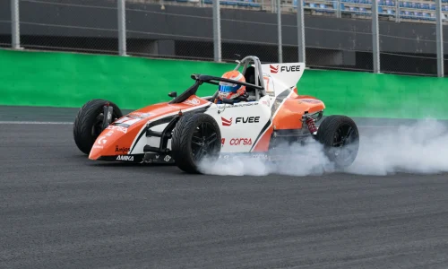 Carro de Fórmula Vee realizando manobra em pista de autódromo, representando as categorias de automobilismo no Brasil e a entrada de pilotos iniciantes no esporte.