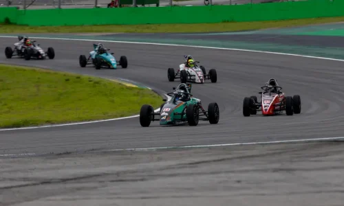 Carros da Fórmula Vee disputando corrida em autódromo durante etapa do campeonato.