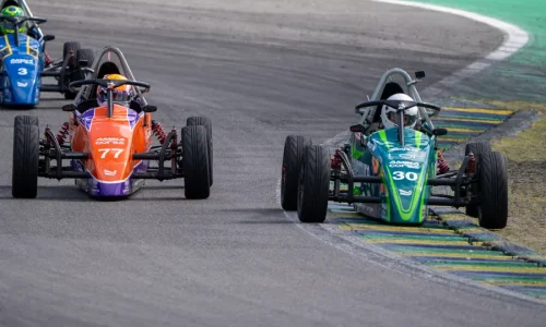 disputa-formula-vee-entre-carros-laranja-e-verde-na-curva