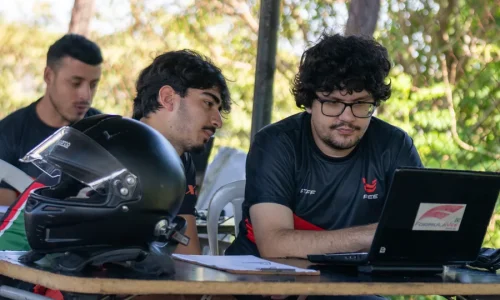 engenheiros-analisando-dados-da-formula-vee-nos-boxes