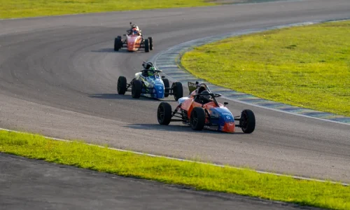 pelotao-de-formula-vee-contornando-curva-na-corrida